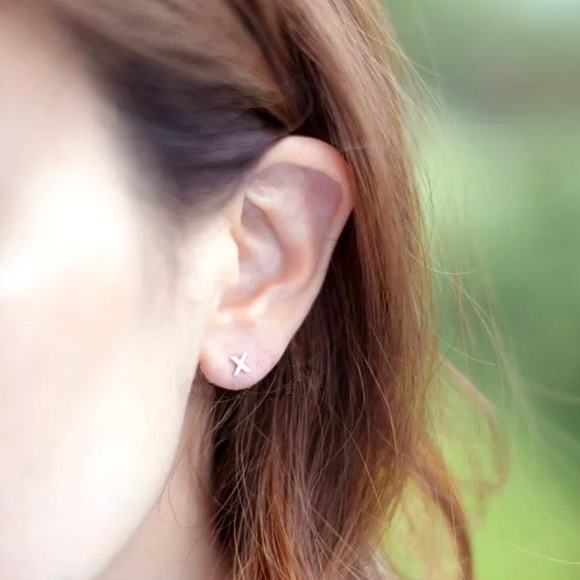 “Hug & Kiss” X & O Minimalist Love Stud Earring - Picture 2 of 8